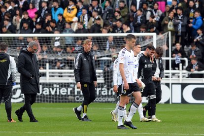 Caro se retira compungido y consolado por sus compañeros.