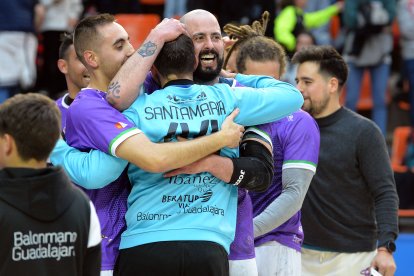 Alegría en el Guadalajara por el triunfo en Burgos que le da el ascenso.