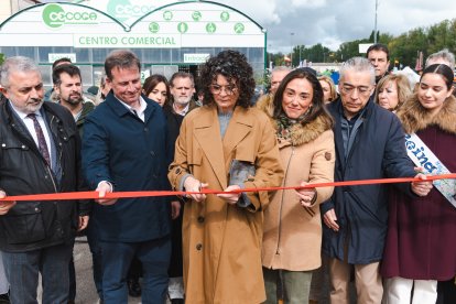 La tradicional corte de la cinta marca la inauguración oficial de la Feria