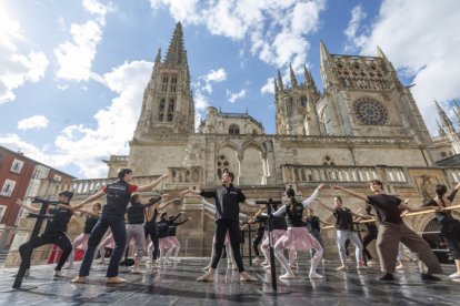 Gigabarra de danza  de estudiantes de profesional en la Catedral