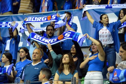 Imagen del público durante el partido entre el San Pablo Burgos y el Fuenlabrada.