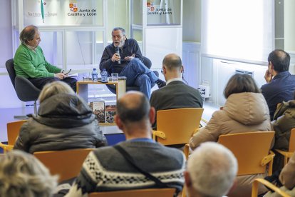 Los asistentes a la conversación disfrutaron de la franqueza y simpatía de Abella.