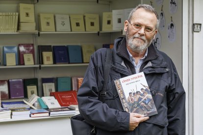 Abella posa con su última obra, 'Cáncer Imperator', publicada por la editorial Valnera.