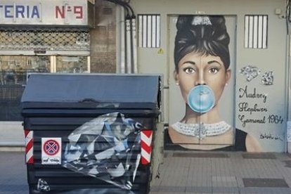 Audrey Hepburn no se eligió por ser icónica, que también, sino porque paseó por el barrio de Gamonal hace unas décadas al acompañar a su marido que grababa una película en la provincia.