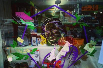 Imagen sobre mujeres relevantes en los escaparates de las tiendas del Barrio de Genios.