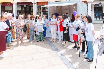 Laura Pascual, Mila del Campo y socias de Afibur en el Día Internacional de la Fibromialgia.
