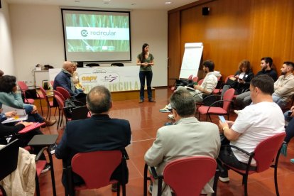 Un momento de la sesión informativa en la sede de los empresarios de Villalonquéjar.
