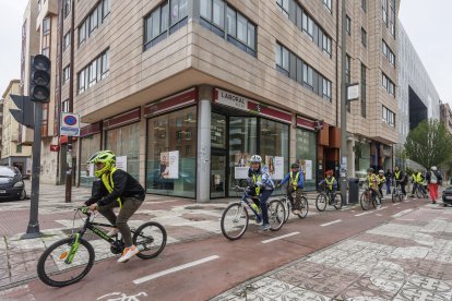 Un momento del itinerario urbano, a punto de cruzar un paso ciclista en la avenida de la Paz.