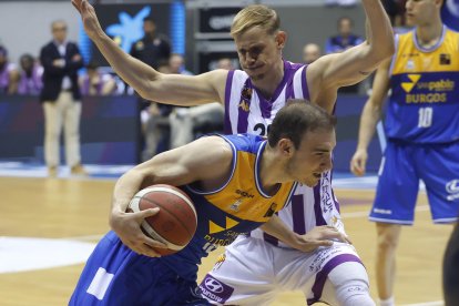 Imagen del partido entre el San Pablo Burgos y el UEMC Valladolid.