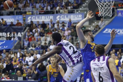 Imagen del partido entre el San Pablo Burgos y el UEMC Valladolid.