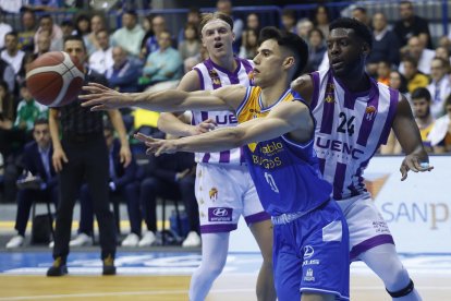 Imagen del partido entre el San Pablo Burgos y el UEMC Valladolid.