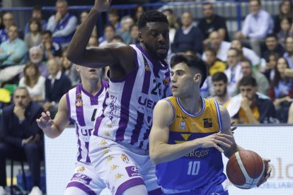 Imagen del partido entre el San Pablo Burgos y el UEMC Valladolid.