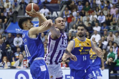 Imagen del partido entre el San Pablo Burgos y el UEMC Valladolid.