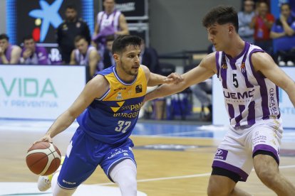 Imagen del partido entre el San Pablo Burgos y el UEMC Valladolid.