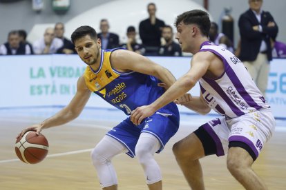 Imagen del partido entre el San Pablo Burgos y el UEMC Valladolid.