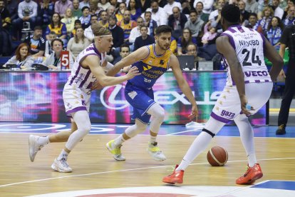 Imagen del partido entre el San Pablo Burgos y el UEMC Valladolid.