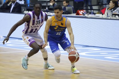 Imagen del partido entre el San Pablo Burgos y el UEMC Valladolid.