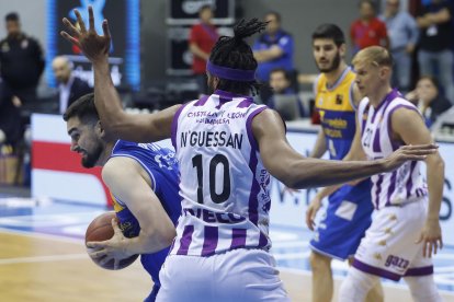 Imagen del partido entre el San Pablo Burgos y el UEMC Valladolid.