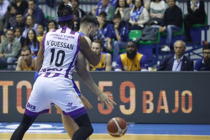 Imagen del partido entre el San Pablo Burgos y el UEMC Valladolid.