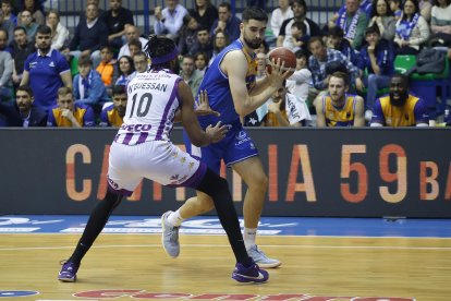 Imagen del partido entre el San Pablo Burgos y el UEMC Valladolid.