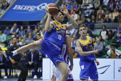 Imagen del partido entre el San Pablo Burgos y el UEMC Valladolid.