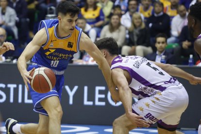 Imagen del partido entre el San Pablo Burgos y el UEMC Valladolid.