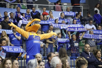 Imagen del partido entre el San Pablo Burgos y el UEMC Valladolid.