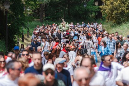 Imagen del trayecto final de la Romeria de Nuestra Señora de la Virgen Blanca que parte de la Iglesia de San Pedro de la Fuente hasta la campa del Castillo.