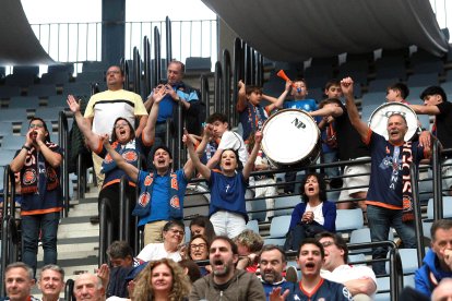 La afición burgalesa no paró de animar en el Angulas Aguinaga Arena.
