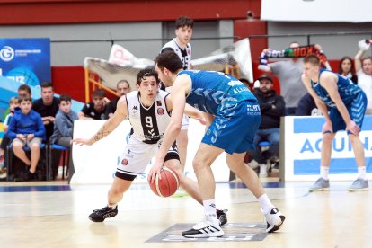 Caio Pacheco cierra el paso.