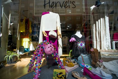 Ocho comercios de la zona participan en la iniciativa y ceden sus escaparates a las extrañas criaturas que la protagonizan.