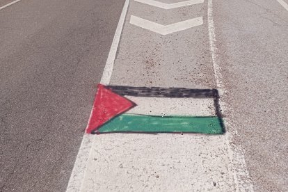 Bandera palestina pintada en la carretera de Castrillo Mota de Judíos.