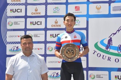 Jambaljamts Sainbayar, en el podio del Tour de Bostonliq.