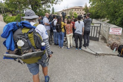 Un peregrino contempla el 'espectáculo' mediático a las puertas del monasterio de Santa Clara en Belorado, donde José Ceacero atendía a los periodistas.
