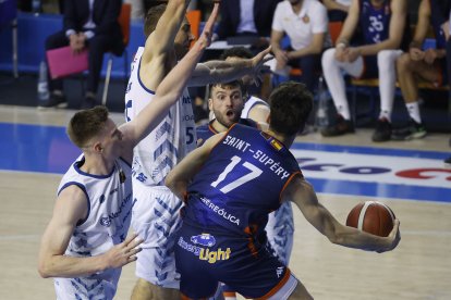 Imagen del quinto partido entre el Grupo Ureta Tizona Burgos y Guuk Gipuzkoa.