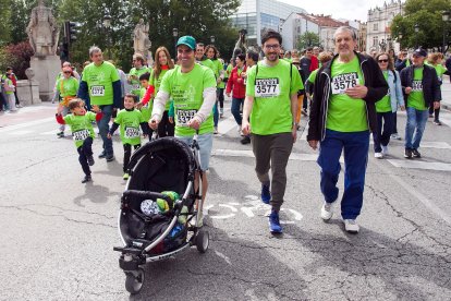6.200 participantes recorren la calles de la capital en la IV Marcha contra el cáncer