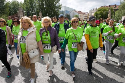 6.200 participantes recorren la calles de la capital en la IV Marcha contra el cáncer