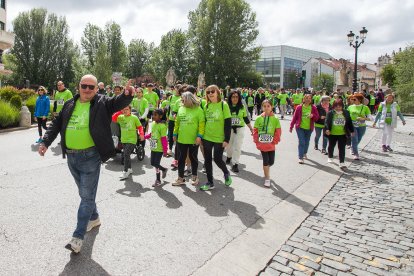 6.200 participantes recorren la calles de la capital en la IV Marcha contra el cáncer
