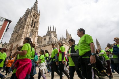 6.200 participantes recorren la calles de la capital en la IV Marcha contra el cáncer