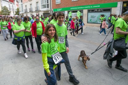 6.200 participantes recorren la calles de la capital en la IV Marcha contra el cáncer