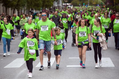 6.200 participantes recorren la calles de la capital en la IV Marcha contra el cáncer