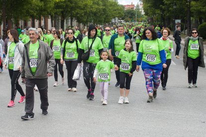 6.200 participantes recorren la calles de la capital en la IV Marcha contra el cáncer