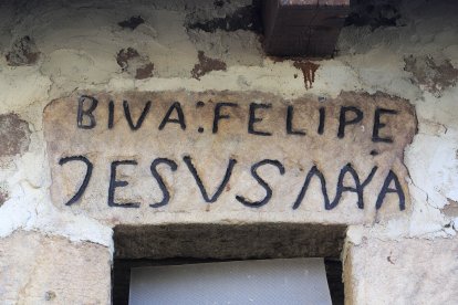 El dintel de muchas casas de la provincia guardan sentencias