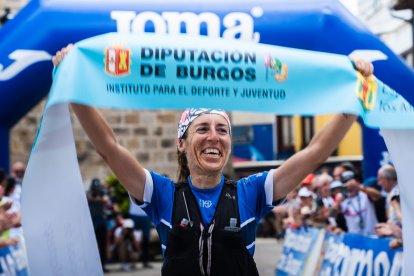 Alegría de la vencedora de una de las pruebas