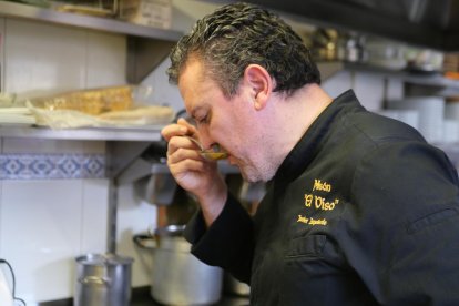 Javier es el chef de Mesón El Viso