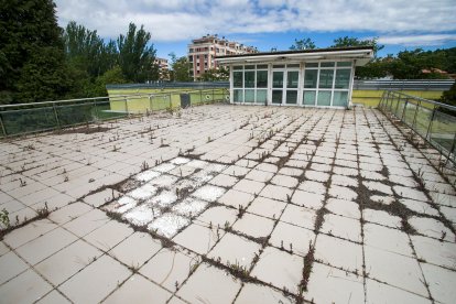Las baldosas del solarium se encuentran en este estado de deterioro.