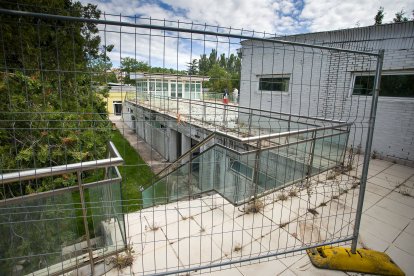 Las escaleras están valladas para evitar el acceso a la planta superior.