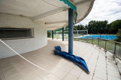 Zona superior del edificio central de las piscinas donde se ha caído uno de los toldos.