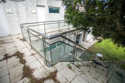 Estado del edificio central de las piscinas de El Plantío.