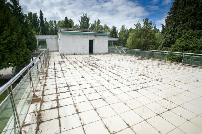 Las baldosas del solarium se encuentran en este estado de deterioro.